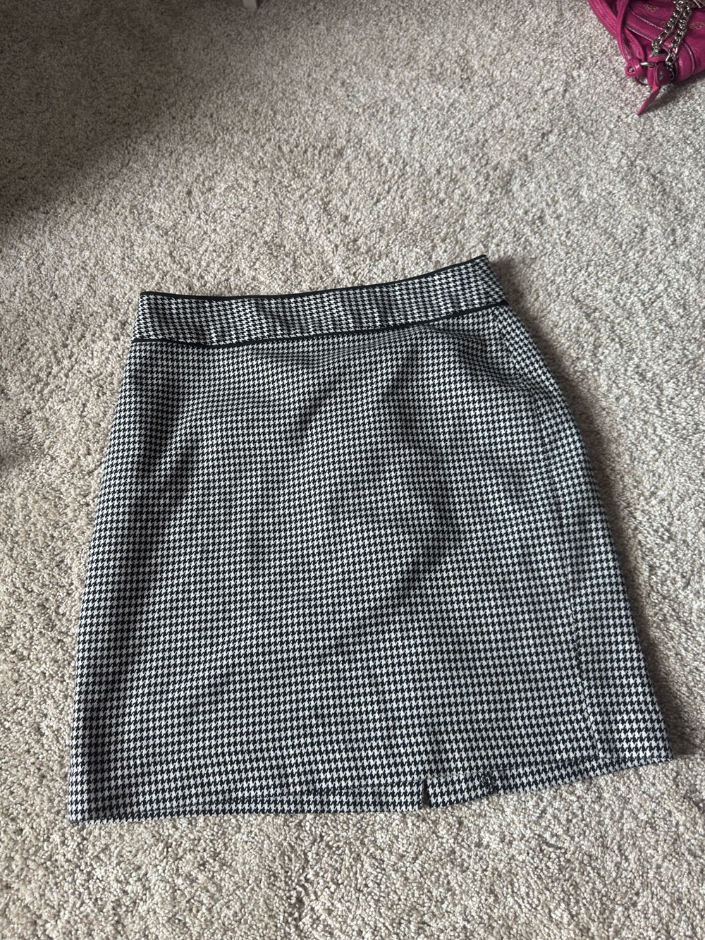 Banana Republic Black & White Houndstooth Pencil Skirt